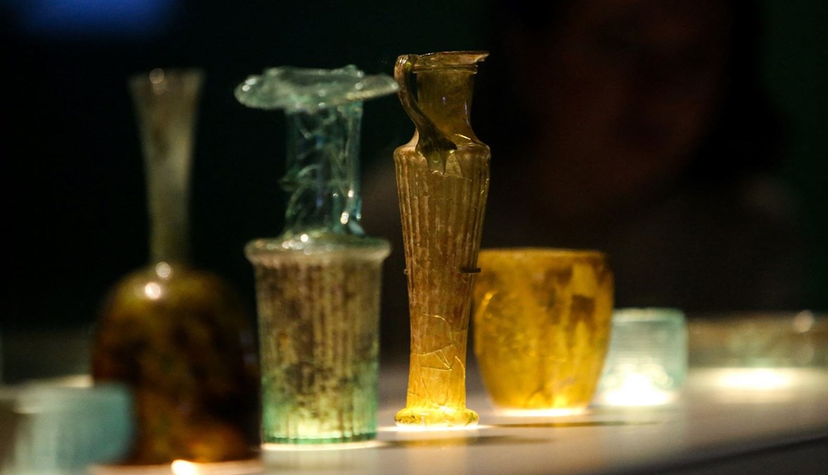 الأواني الزجاجية القديمة المحفوظة حديثاً في المتحف البريطاني في لندن، والتي تضرّرت أثناء انفجار بيروت (24 آب 2022).