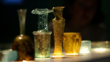 الأواني الزجاجية القديمة المحفوظة حديثاً في المتحف البريطاني في لندن، والتي تضرّرت أثناء انفجار بيروت (24 آب 2022).