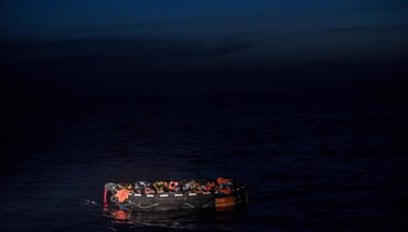 مهاجرون في قارب نجاة قبالة المياه التونسية (25 أيار 2022، أ ب). 