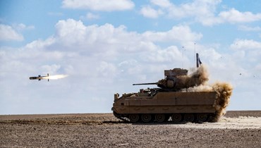 مركبة برادلي القتالية الأميركية تطلق صاروخا خلال تمرين عسكري في ريف دير الزور شمال شرق سوريا (25 آذار 2022، أ ف ب). 