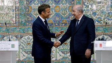 مصافحة بين ماكرون وتبون في ختام مؤتمر صحافي مشترك في القصر الرئاسي بالعاصمة الجزائر (25 آب 2022، أ ف ب). 