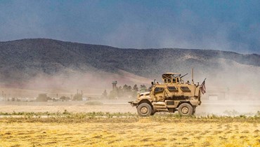 عربة عسكرية أميركية في دورية قرب الحدود السورية التركية في إحدى القرى في ريف شرق القامشلي بمحافظة الحسكة شمال شرق سوريا (21 آب 2022، أ ف ب). 