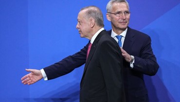 صورة ارشيفية- الأمين العام للناتو ينس ستولتنبرغ (إلى اليمين) مرحبا بإردوغان لدى وصوله لحضور قمة الناتو في مدريد بإسبانيا (19 حزيران 2022، أ ب). 