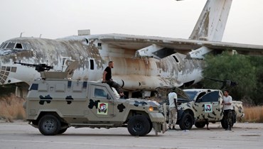 قوات مشتركة تابعة لحكومة الوحدة الوطنية الليبية تجمعت داخل مطار طرابلس الدولي المغلق خلال انتشارها على أطراف العاصمة طرابلس ومداخلها (16 آب 2022، أ ف ب).