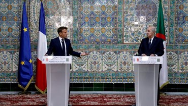 ماكرون (إلى اليسار) وتبون خلال مؤتمر صحافي مشترك في القصر الرئاسي بالجزائر العاصمة (25 آب 2022، أ ف ب). 