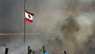 العلم اللبنانيّ فوق ركام أهراء مرفأ بيروت (11 أيلول 2020 - نبيل إسماعيل).