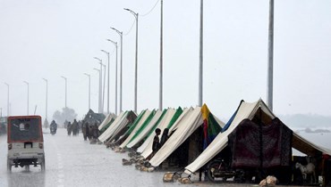 خيم نصبها أشخاص فروا من الفيضانات، على جانب طريق في سوكور في إقليم السند (أ ف ب).