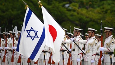 وزير الدفاع الإسرائيلي بيني غانتس يحضر ووزير الدفاع الياباني ياسوكازو هامادا مراسم حرس الشرف قبل اجتماع ثنائي في طوكيو (30 آب 2022 - أ ف ب).