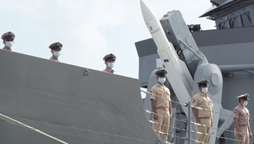 جنود البحرية في وضع الاستعداد على فرقاطة في جزر بينغو (أ ف ب).