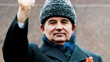 الأمين العام للجنة المركزية للحزب الشيوعي ميخائيل غورباتشوف يلوّح خلال المؤتمر الـ11 لحزب الوحدة الاشتراكية الألماني في برلين (17 نيسان 1986 - أ ف ب).