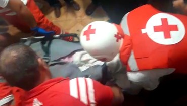 الصليب الأحمر ينقل الضحية من صالون الحلاقة.