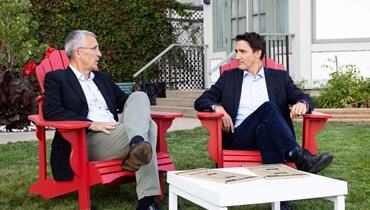 ترودو (الى اليمين) ملتقيا ستولتنبرغ في حديقة فندق فيرمون ماكدونالد في إدمونتون بكندا (25 آب 2022، أ ف ب). 