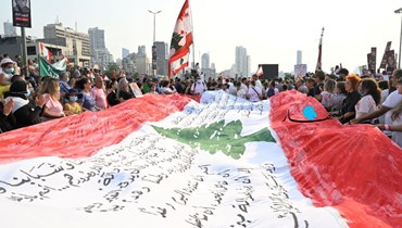 التوقيع على العلم اللبناني في ذكرى 4 آب (تعبيرية- نبيل اسماعيل).