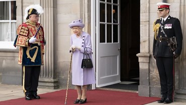 الملكة إليزابيث الثانية تحضر عرضًا للقوات المسلحة في حدائق قصر هوليرود هاوس بإدنبرة (28 حزيران 2022، أ ب). 