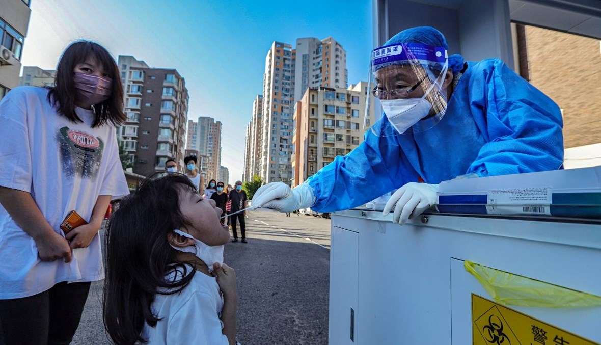 طفلة تخضع لفحص كشف كورونا في تيانجين شمال الصين (2 أيلول 2022، أ ف ب). 