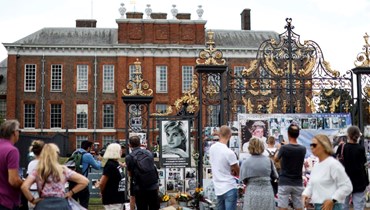 اشخاص تجمعوا أمام قصر كنسينغتون وسط لندن لإحياء ذكرى وفاة الأميرة ديانا (31 آب 2022، أ ف ب). 