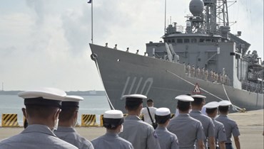 جنود البحرية يسيرون أمام فرقاطة بينما يتفقد الرئيس تساي إنغ ون القوات العسكرية في جزر بينغو (أ ف ب).