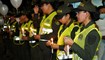 ضباط من الشرطة الكولومبية يشاركون في تكريم بعد هجوم باستخدام المتفجرات أسفر عن مقتل ثمانية (أ ف ب).