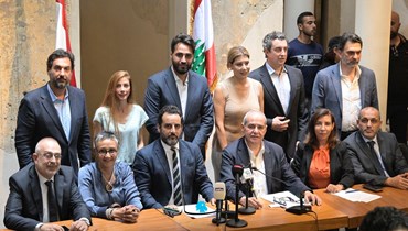 تكتل "نواب قوى التغيير" خلال إعلان "المبادرة الرئاسية الإنقاذية" (نبيل إسماعيل).