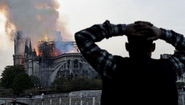 مشهد من حريق كاتدرائية نوتردام وسط باريس (15 نيسان 2019 - أ ف ب).