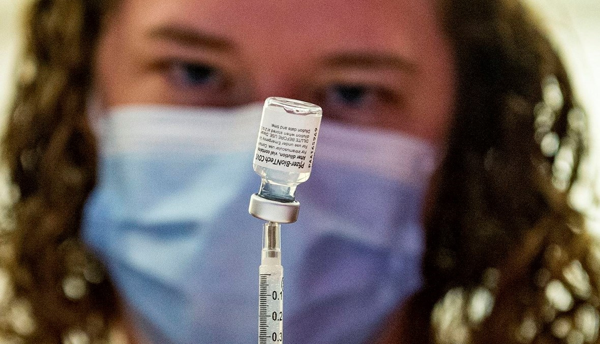 عامل صحّي يُحضّر اللقاح المعزز من "فايزر" في مستشفى في كونيتيكت (6 ك2 2022 - ا ف ب).