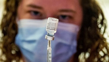 عامل صحّي يُحضّر اللقاح المعزز من "فايزر" في مستشفى في كونيتيكت (6 ك2 2022 - ا ف ب).
