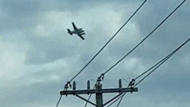 الطائرة الصغيرة تحلّق فوق مركز "وول مارت" في ولاية ميسيسيبي.