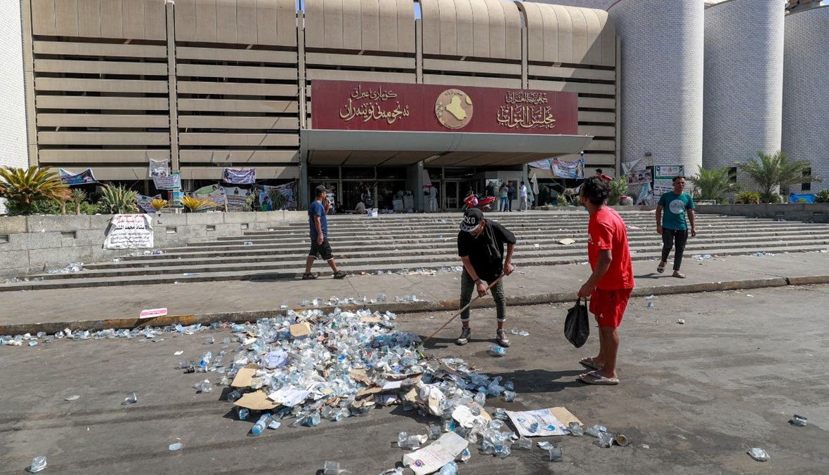 أنصار للصدر ينظفون خارج مقر البرلمان العراقي في بغداد (30 آب 2022، أ ف ب).