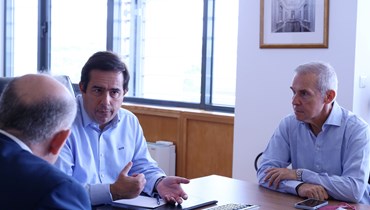 ميتاراخي (في الوسط) خلال لقائه عضو البرلمان أثاناسيوس دافاكيس (31 آب 2022، تويتر). 