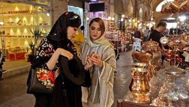 سوق للأواني النحاسية في مدينة أصفهان بوسط إيران (أ ف ب). 