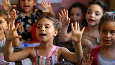 التلاميذ السوريون العائدون من العطلة الصيفية يحضرون اليوم الأول من المدرسة في العاصمة السورية دمشق (أ ف ب). 
