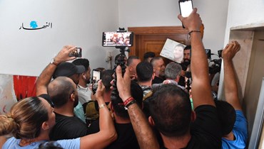 مجموعة من أهالي ضحايا انفجار المرفأ يعتصمون ويحاولون الدخول إلى منزل وزير العدل هنري خوري في الحازميه (حسام شبارو).