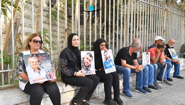 أهالي ضحايا تفجير 4 آب يعتصمون أمام قصر العدل في بيروت (حسام شبارو).