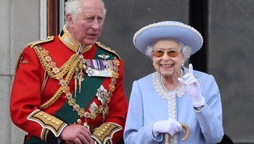 الملكة إلزابيث الثانية وابنها الأمير تشارلز (أ ف ب).