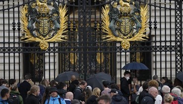 أشخاص تجمعوا خارج قصر باكنغهام في لندن (8 أيلول 2022، أ ب). 