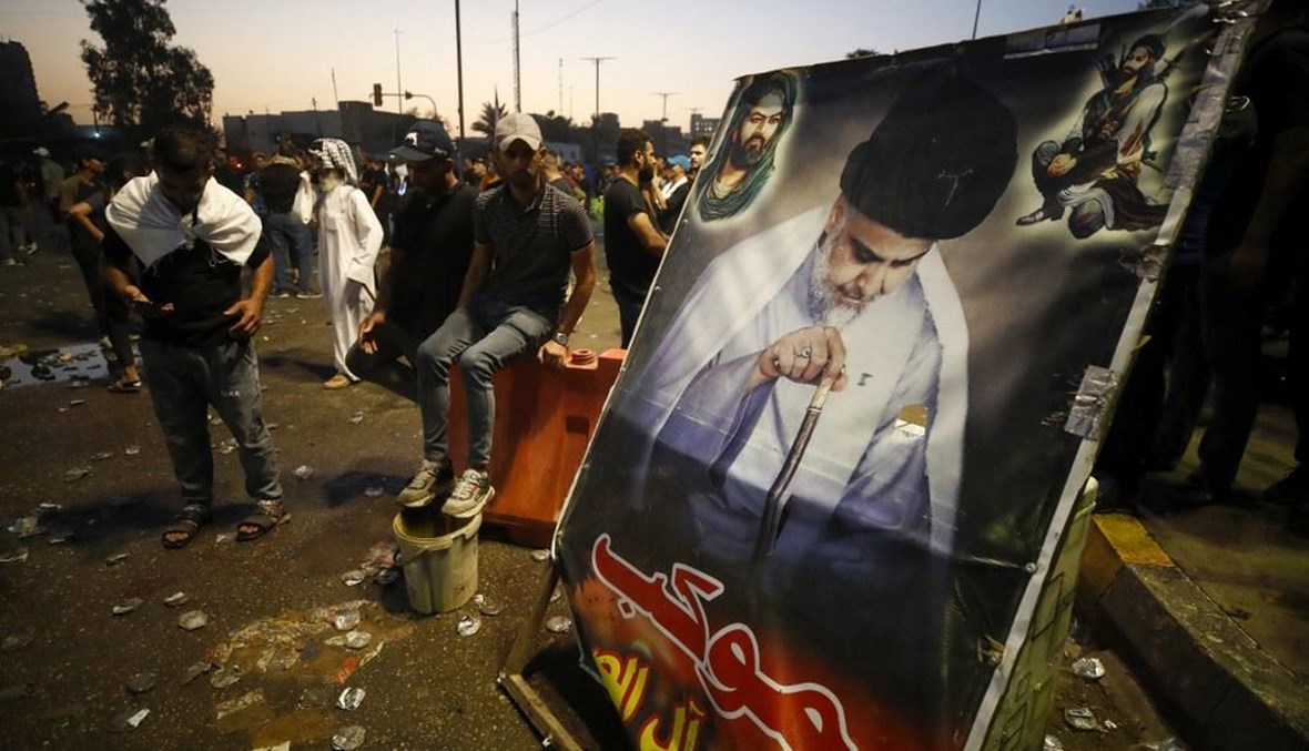 أنصار السيد مقتدى الصدر يرفعون صورته في العاصمة العراقيّة بغداد (أ ف ب).