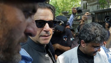 خان (في الوسط) يصل إلى المحكمة في إسلام أباد (8 أيلول 2022، أ ف ب). 