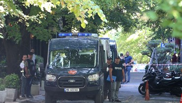 عناصر من الشرطة الألبانية يؤمنون حماية المنطقة المحيطة بسفارة إيران في تيرانا (8 أيلول 2022، ا ف ب). 