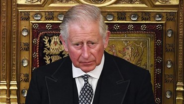 الأمير تشارلز يستمع إلى والدته بينما تلقي خطاباً خلال افتتاح الدولة للبرلمان في مجلسي البرلمان في لندن (21 تموز 2017 - أ ف ب).