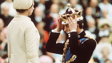 الملكة إليزابيث الثانية وابنها الأمير تشارلز أثناء توليه منصب أمير ويلز الجديد في كارنارفون (1 تموز 1969).