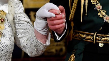 الملك تشارلز يمسك بيد والدته الراحلة الملكة إليزابيث الثانية بعد إلقاء خطابها أمام البرلمان البريطاني في لندن (14 تشرين الأول 2019، "أ ف ب").