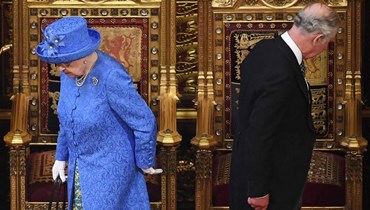 الملكة إليزابيث والملك تشارلز يستعدّان للجلوس قبيل جلسة للبرلمان البريطاني في لندن (21 حزيران 2017، "أ ف ب").