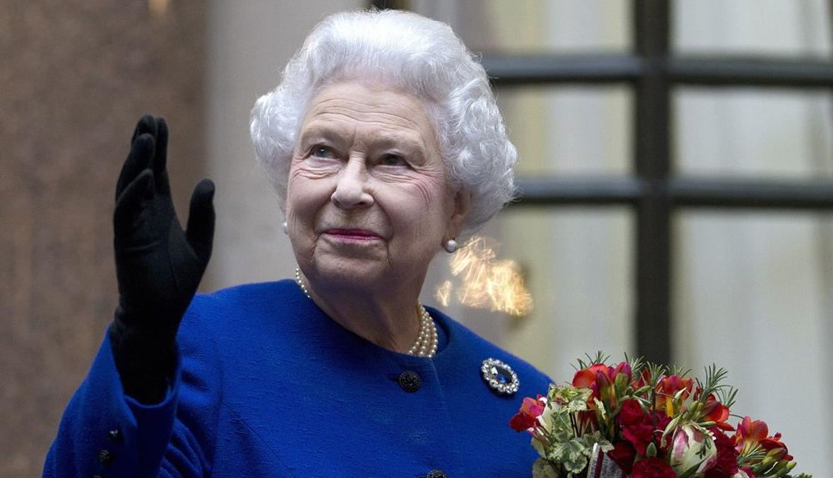 صورة ارشيفية- الملكة إليزابيث الثانية تلوح لموظفي وزارة الخارجية والكومنولث في لندن خلال زيارة لها (18 ك1 2012- أ ب). 