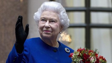صورة ارشيفية- الملكة إليزابيث الثانية تلوح لموظفي وزارة الخارجية والكومنولث في لندن خلال زيارة لها (18 ك1 2012- أ ب). 