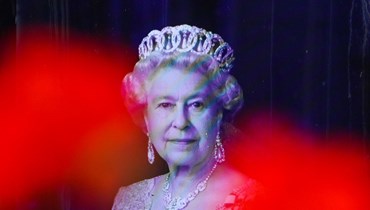 صورة لملكة بريطانيا الراحلة إليزابيث الثانية على لوحة إعلانية في كارديف سيتي (9 أيلول 2022 - أ ف ب).