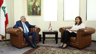 الزميلة ديانا سكيني وضيفها وزير الخارجية والمغتربين عبد الله بو حبيب.