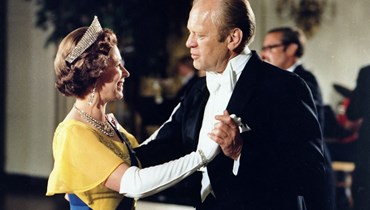 الرئيس فورد والملكة إليزابيث يرقصان خلال عشاء رسمي على شرف الملكة والأمير فيليب في البيت الأبيض (أ ف ب).