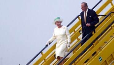 الملكة إليزابيث وزوجها الأمير فيليب يصلان إلى نيجيريا على متن الخطوط الجوية البريطانية (3 كانون الأول 2003، "أ ف ب").
