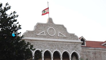 العلم اللبناني أعلى السرايا الحكومية (نبيل اسماعيل).