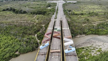 حاويات تقطع الجسر الدولي بين كولومبيا وفنزويلا (8 آب 2022، "أ ف ب").
